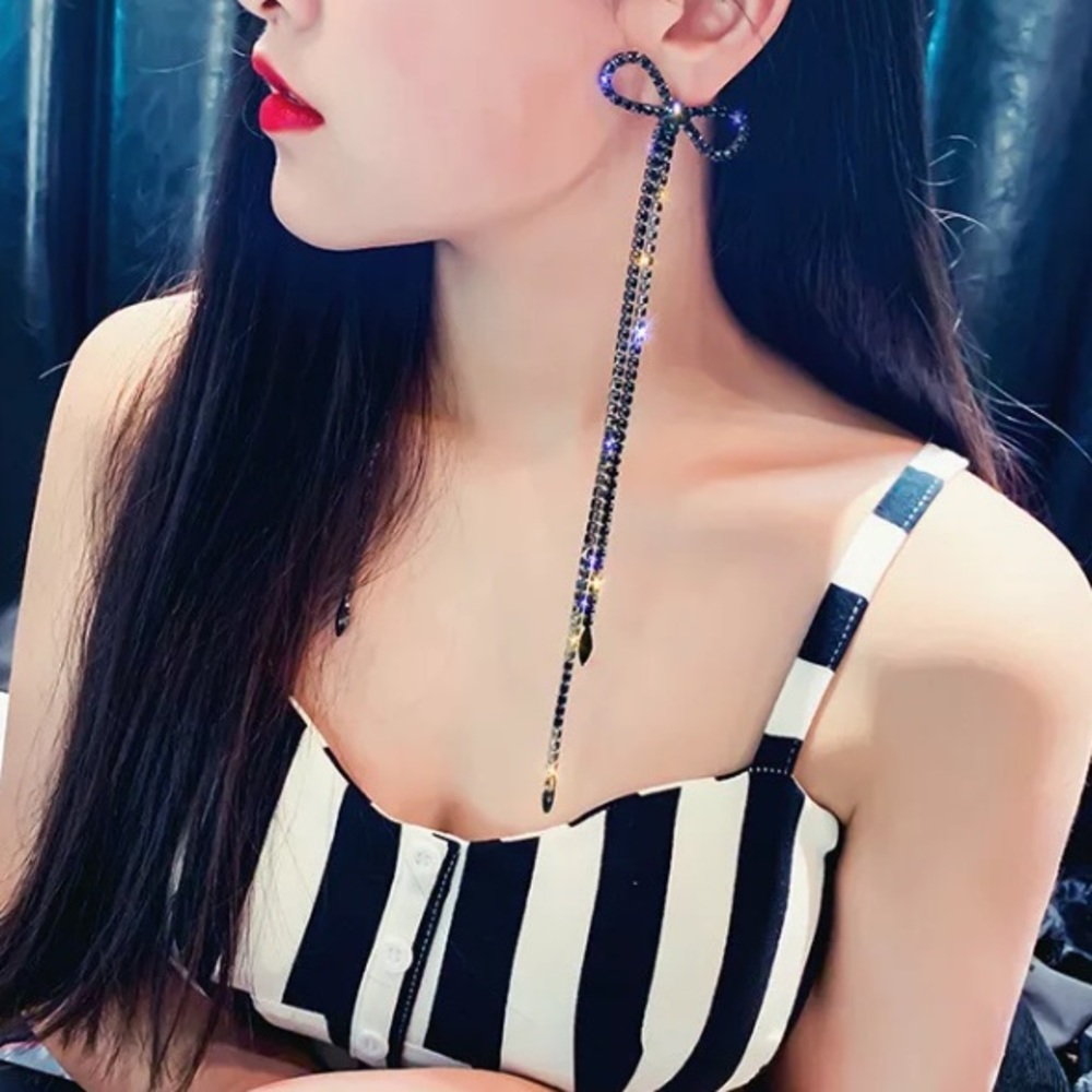 🌟 Long Black Rhinestone Bow Earrings - Picture 4 of 5